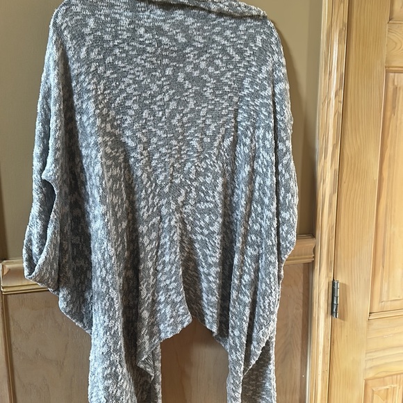 Before You Oversized gray and white sweater with pockets one size fits all - Picture 2 of 2